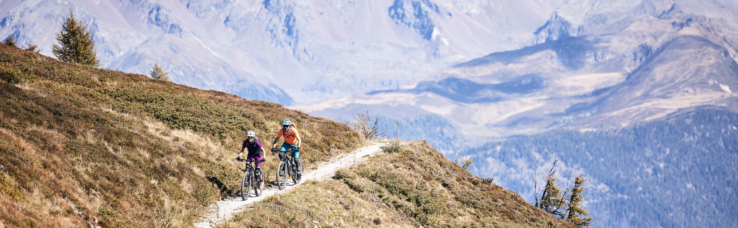 Zwei Fahrradfahrer auf einen alpinen Steig