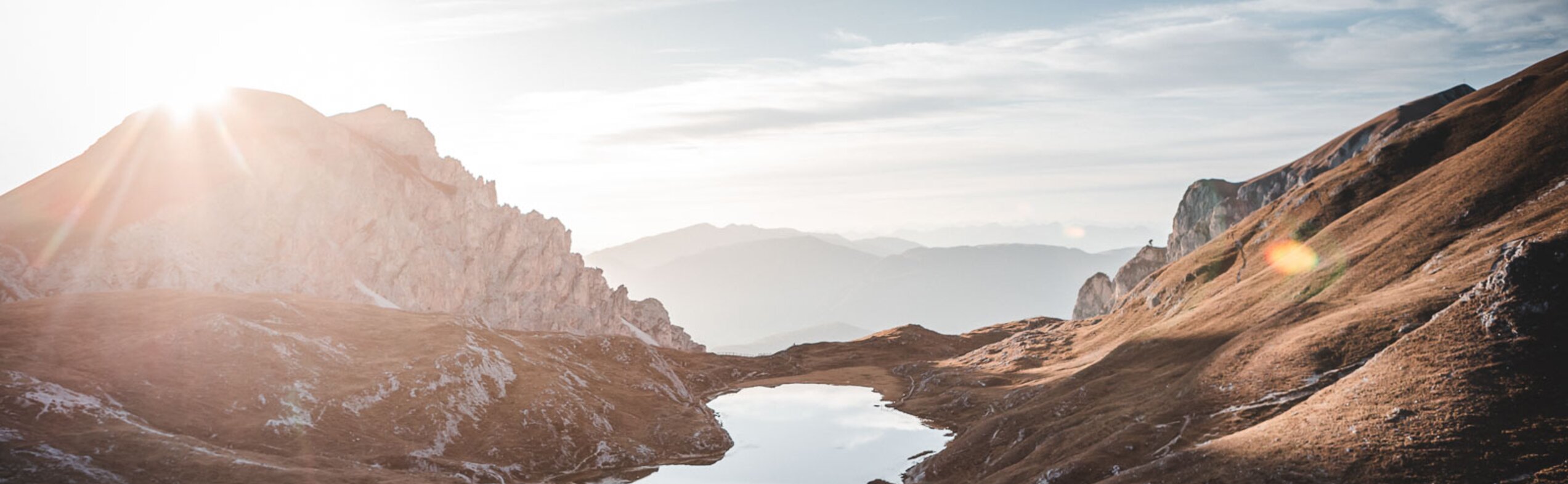 Bergsee mit Sonnenuntergang